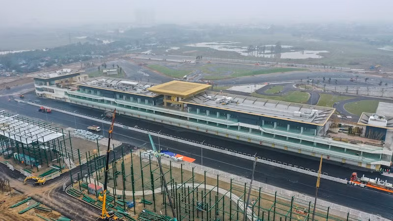 Formula 1 is the pinnacle of motorsport and the world’s most prestigious racing competition, as well as the world’s most popular annual racing series. April 2020 will be the first time this race is held in Vietnam. The Hanoi Circuit Pit Building itself is a grand 3-storey structure housing all team garages as well as the race control centre and the exclusive Paddock Club hospitality suites which will offer guests a spectacular view down on to the Pit Lane and starting grid where the most pivotal moments of the racing action at next April’s Formula 1 VinFast Vietnam Grand Prix will unfold. (Photo: Reporter/Vietnam+)