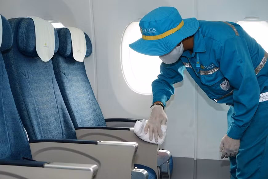 The hygiene is focused specifically on objects and locations where passengers regularly touch by hand (Photo: Vietnam+)