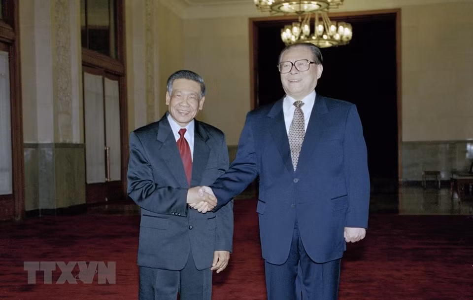 Chinese Party General Secretary and President Jiang Zemin welcomes Party General Secretary Le Kha Phieu at the Great Hall of the People in Beijing, during his official friendship visit to China from March 25 to March 2, 1999 (Photo: VNA)