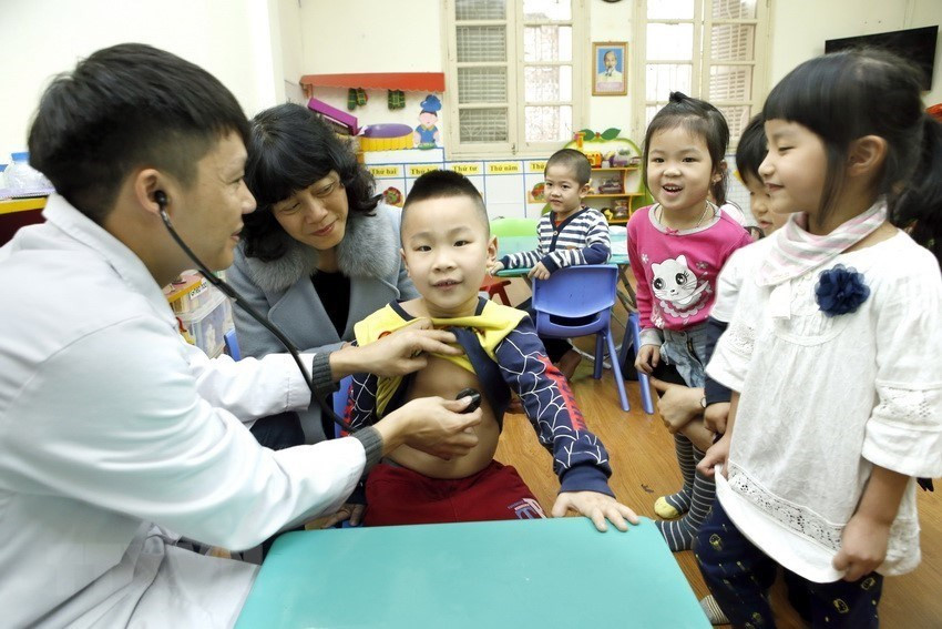 Heath check-up for children in some kindergartens in Hoan Kiem district, Hanoi (Photo: VNA)