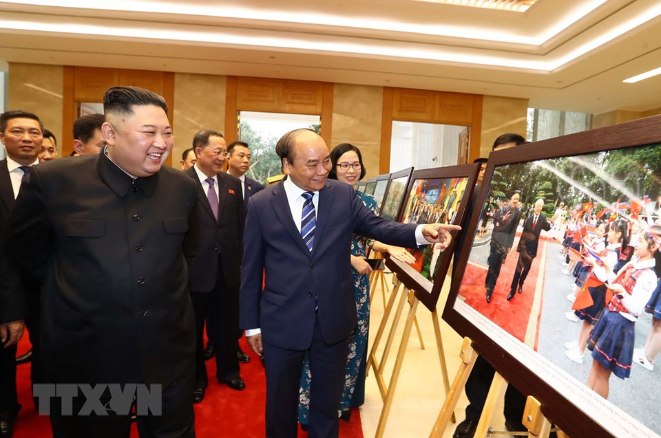 Prime Minister Nguyen Xuan Phuc and Chairman of the Democratic People’s Republic of Korea Kim Jong-un at the photo exhibition on Vietnam-DPRK relations during the latter’s state-level visit to Vietnam following his attendance at the second DPRK-USA Hanoi summit, March 1, 2019 (Photo: VNA)