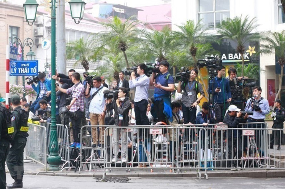 Local and foreign reporters report on the second DPRK-USA Summit in Hanoi, February 27-28, 2019 (Source: VNA)