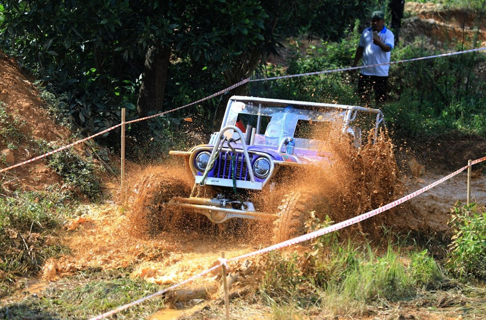 The annual event attracts a total of 80 teams with 160 drivers, competing in four categories of pick-up trucks, SUVs, advanced and open (Photo: VNA)