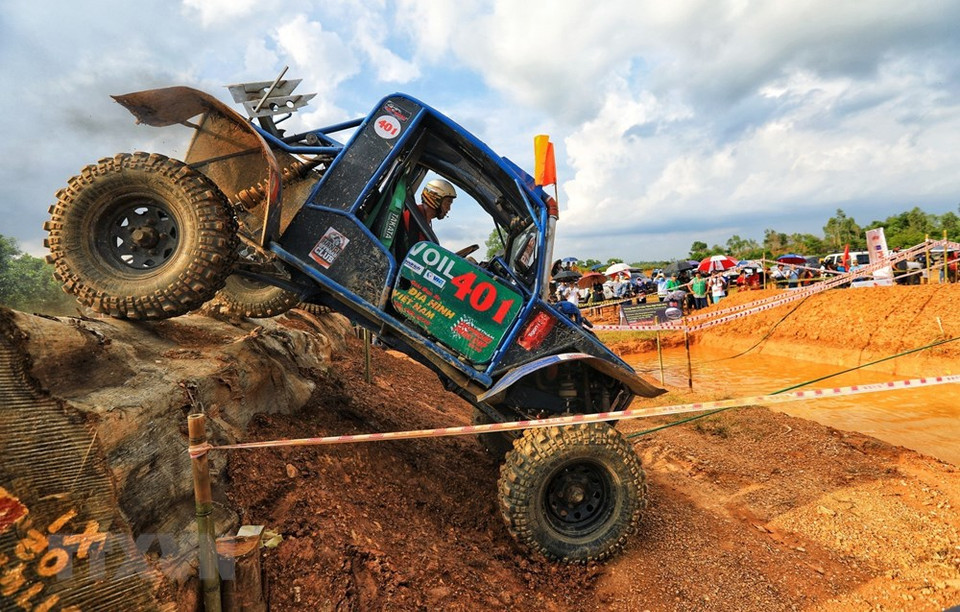 The race attracts a large number of viewers (Photo: VNA)