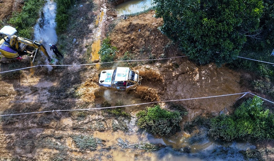 Racing teams try to overcome challenges with deep holes and complex terrain (Photo: VNA)