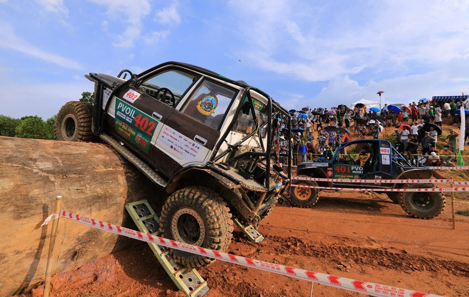 The open category with difficult exams challenging racers to have very good technique (Photo: VNA)