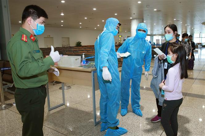 Border gate police manage passports of passengers entering concentrated isolation area (Photo: VNA)