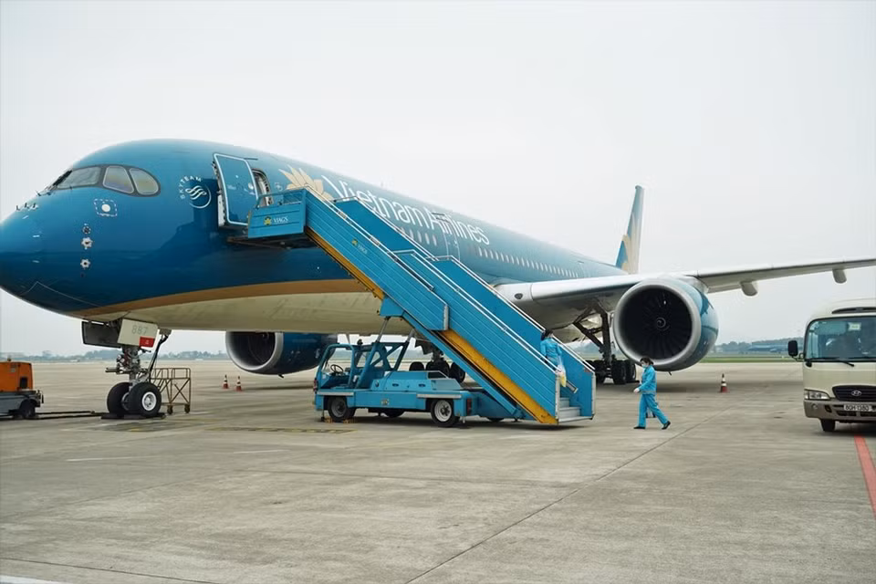 Every day Vietnam Airlines cleans dozens of aircrafts right after landing (Photo: Vietnam+)