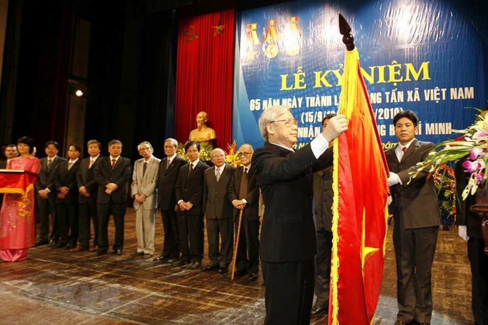 VNA is the first press agency awarded the titles 'Labour Hero in the renewal period' and 'Hero of the People’s Armed Forces'. In the photo: National Assembly Chairman Nguyen Phu Trong presents the Ho Chi Minh Order to Vietnam News Agency at its 65th founding anniversary, September 15, 2010 (Photo: VNA)