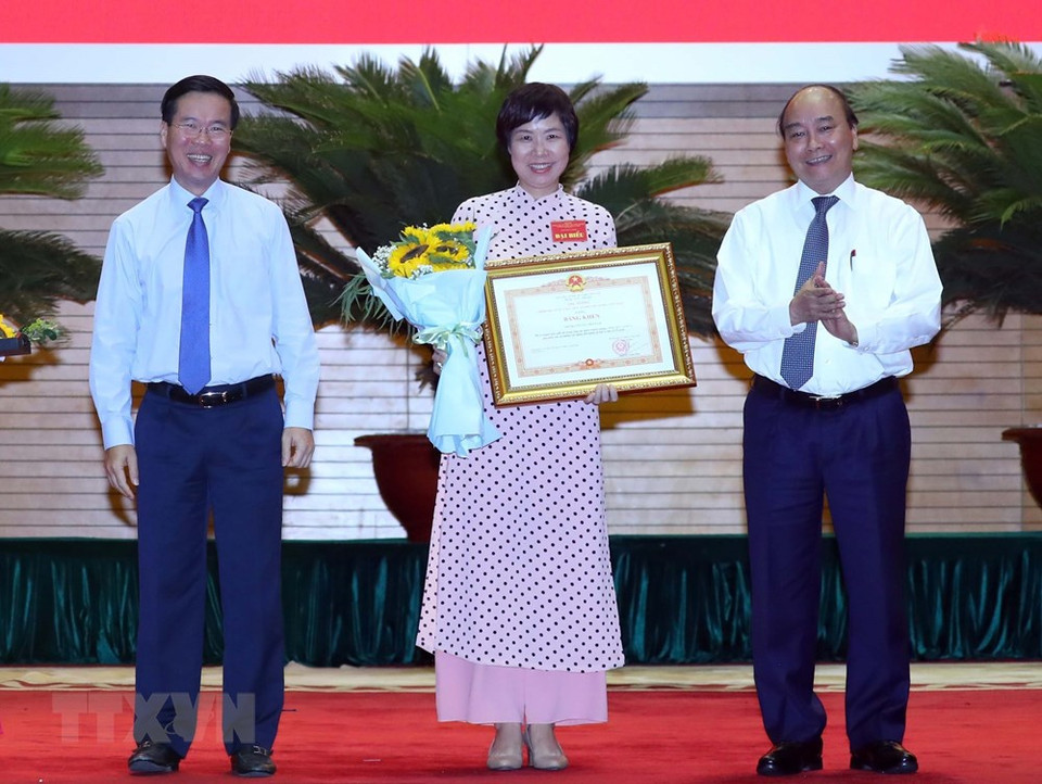 On behalf of the Vietnam News Agency, VNA Deputy General Director Vu Viet Trang receives a certificate of merit for VNA's contribution to preventing and controlling the COVID-19 pandemic (Photo: VNA)