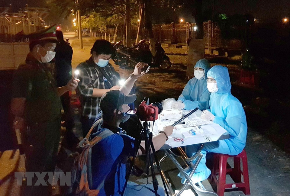 VNA correspondents are present every time and everywhere to report on COVID-19 prevention and control (Photo: VNA)