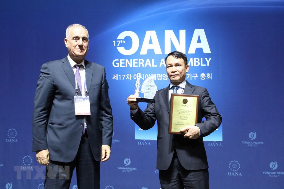 The VNA with Chatbot app of its e-newspaper VietnamPlus secures first prize of the OANA Award for Excellence in News Agency Quality. VNA General Director Nguyen Duc Loi receives the award from OANA President Aslan Aslanov, Hanoi, April 2019 (Photo: VNA)