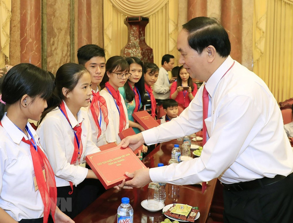 President Tran Dai Quang presents gifts to disadvantaged children on the occasion of International Children's Day, June 1, 2017 (Photo: VNA)