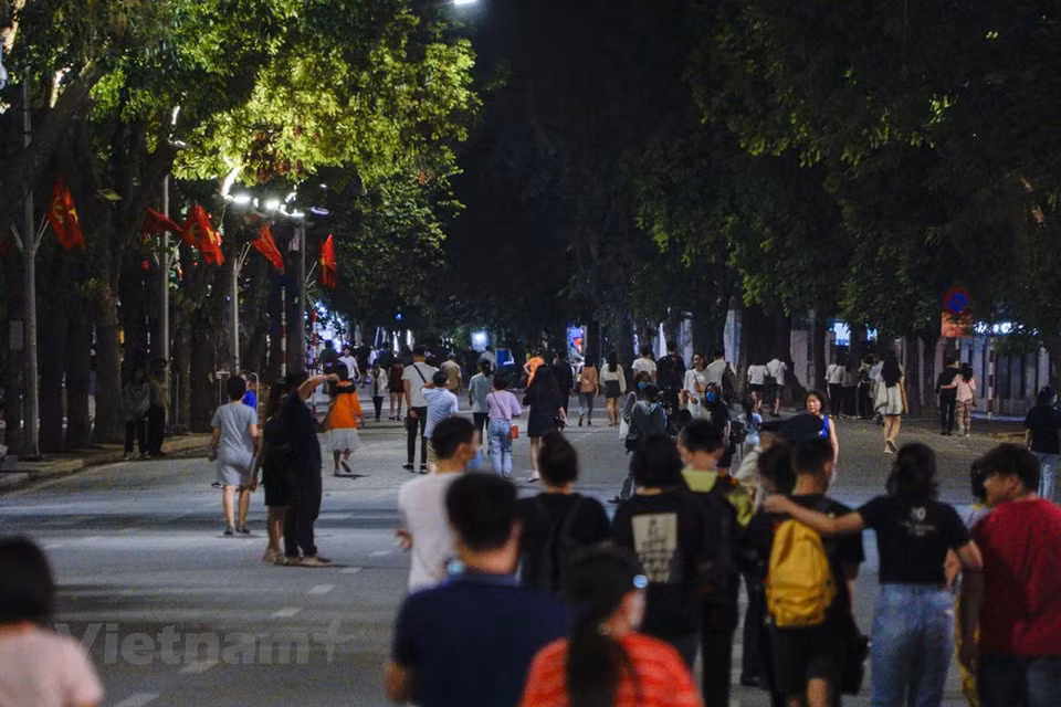 The People's Committee of Hoan Kiem district said that the resumption of the walking spaces must meet requirements of security, traffic order and safety and urban order (Photo: VNA)