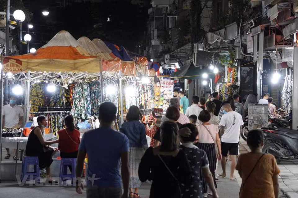 Earlier this year, the local government decided to suspend the weekend walking space around Hoan Kiem Lake as well as public activities in the area from February 7 due to the threat of Covid-19 and to avoid mass gatherings. It was reopened on May 15 after social distancing measures were lifted (Photo: VNA)