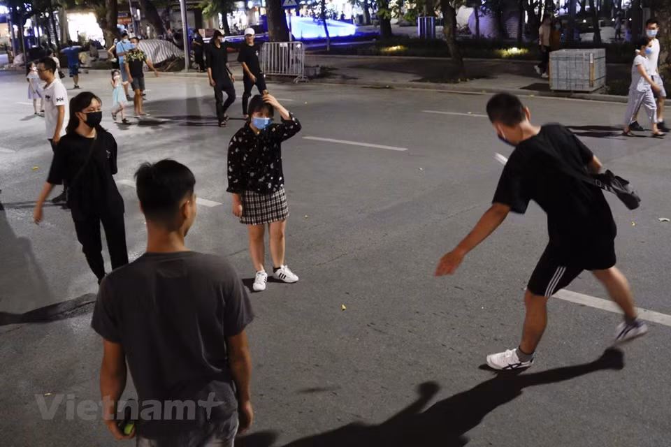 The walking streets normally are open from Friday night to Sunday night, from 7:00pm to 12:00pm in summer and from 6:00pm to 12:00pm in winter (Photo: VNA)