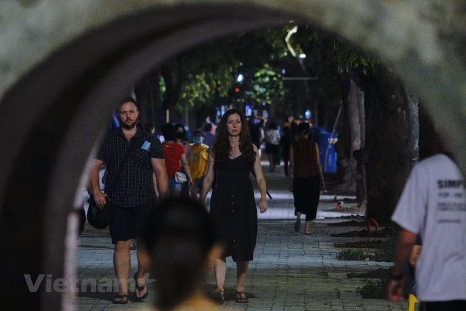The weekend walking space around Hoan Kiem Lake and surrounding areas in downtown Hanoi has become a brand name, a cultural venue, and a highlight of the capital city (Photo: VNA)