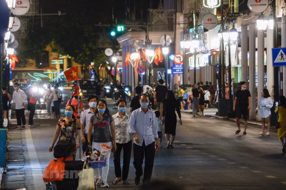 Pedestrians are requested to wear facial masks and fulfill basic hygiene and hand sanitation requirements (Photo: VNA)