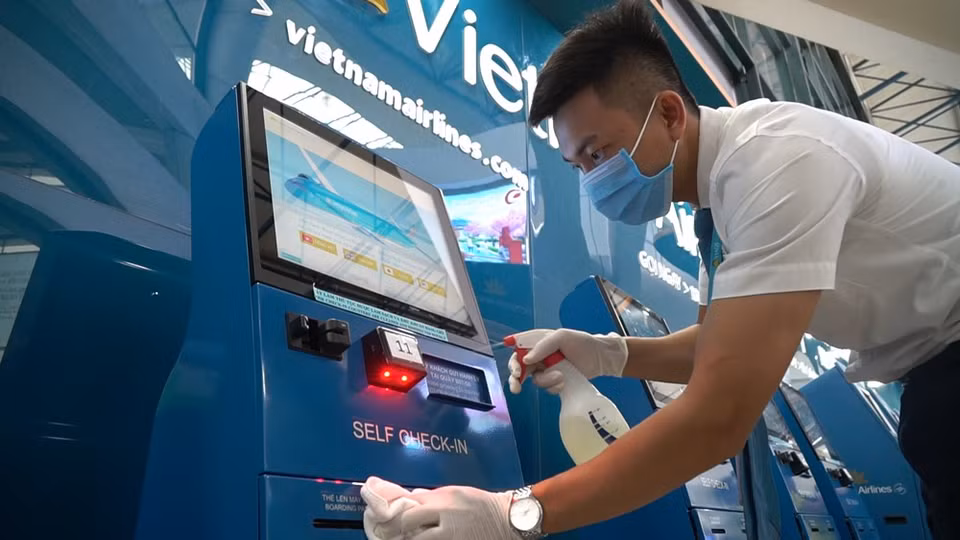 Self check-in kiosks, which look like free-standing computer screens, are regularly disinfected. For Vietnam Airlines online check-in is applicable to passengers who have confirmed booking and valid e-tickets on flights operated by the national flag carrier departing from specific airports. The move will help passengers avoid a long queue that builds up in check-in areas of major airports, thereby ensuring social distancing measures. As a result, passengers will now be able to weigh their own luggage at the kiosks, enter the luggage information into the system, print the luggage tag, and then proceed to take their luggage to Vietnam Airlines’ reception desk (Photo: VietnamPlus)