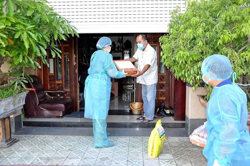 Daily necessities are provided for people at quarantine zone of Duc Thang ward, Binh Thuan province (Photo: VNA)