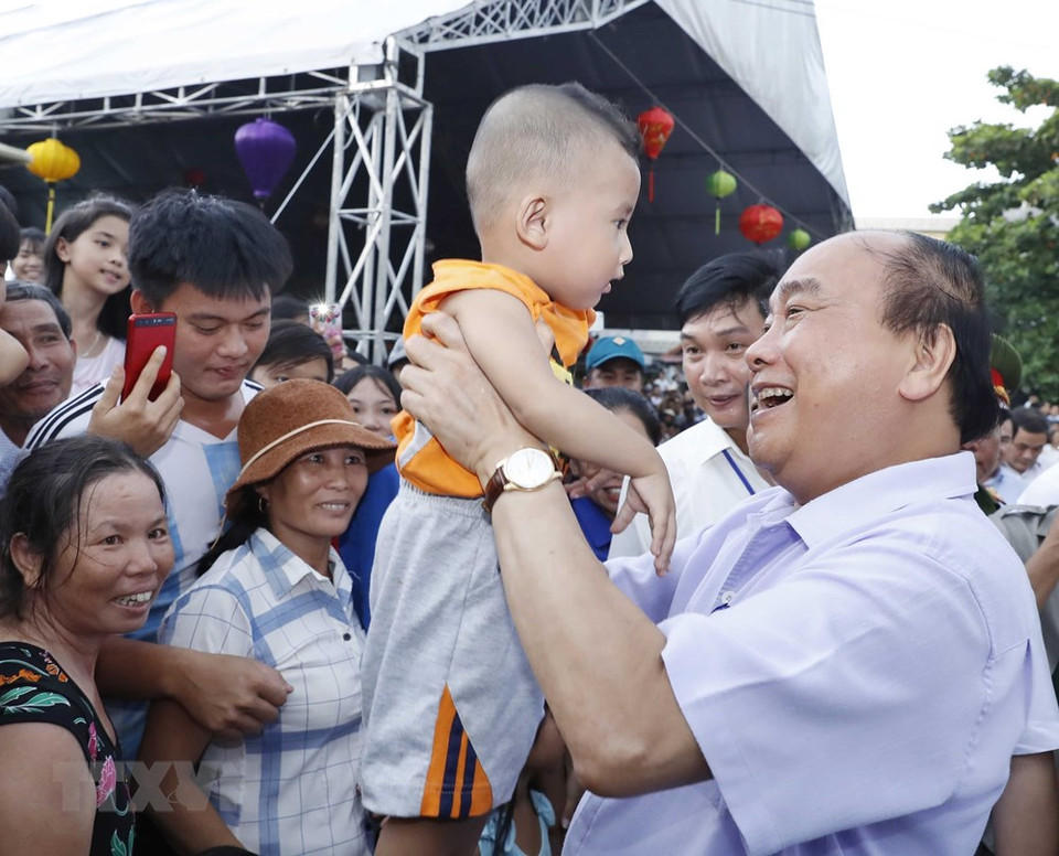 Prime Minister Nguyen Xuan Phuc with children in Dai Minh commune, Dai Loc district, Quang Nam province on the occasion of the Mid-Autumn Festival in 2019 (Photo: VNA)