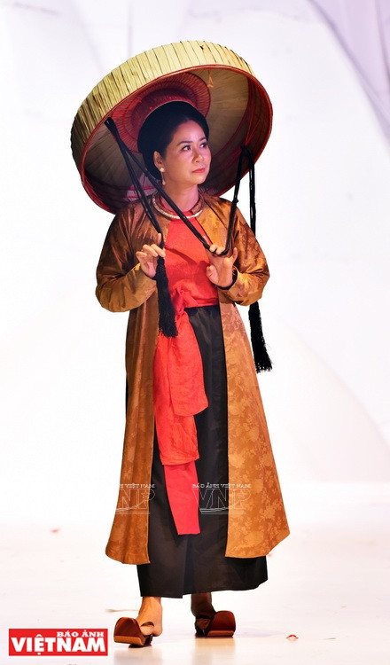 In 2019, Loc decided to introduce the historical costume collection called "Cuu kien tan” (Future Written on the Past) during the Vietnam International Beauty and Fashion Week 2019. The collection includes costumes representing the nobles of the Nguyen Dynasty with historical accuracy, ensuring a balance between authenticity and practicality, aesthetics and subtlety (Photo: VNP/VNA)