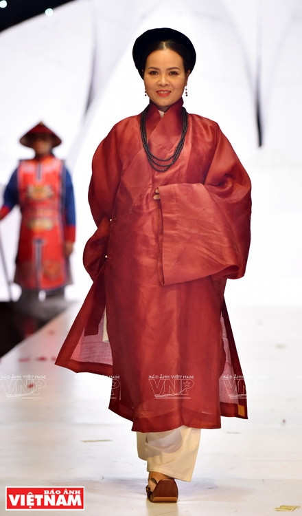 The collection "Cuu kien tan” (Future Written on the Past) includes costumes representing the nobles of the Nguyen Dynasty with historical accuracy, ensuring a balance between authenticity and practicality, aesthetics and subtlety (Photo: VNP/VNA)