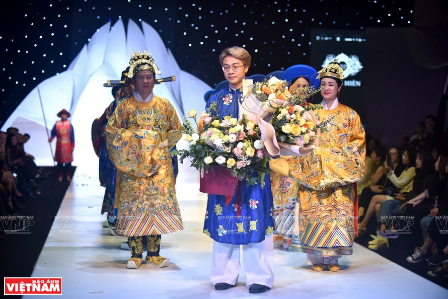 Designer Nguyen Duc Loc with his collection (Photo: VNP/VNA)