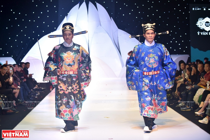 The models wear the costumes designed by Nguyen Duc Loc (Photo: VNP/VNA)
