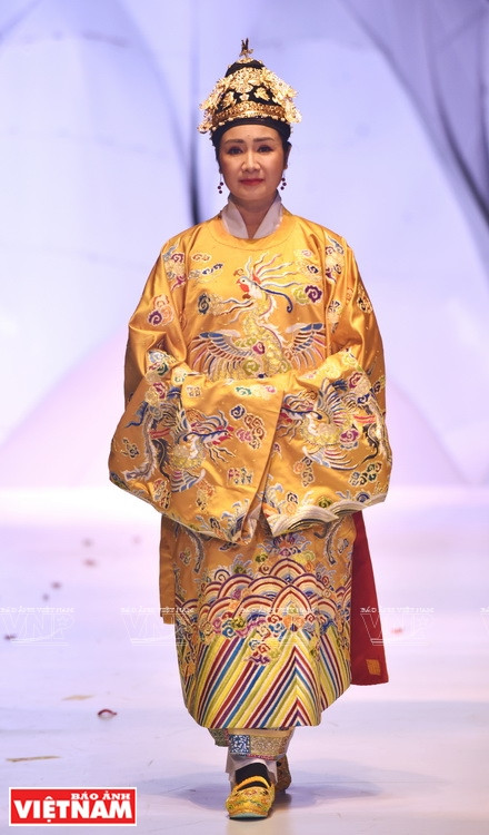 The collection "Cuu kien tan” (Future Written on the Past) includes costumes representing the nobles of the Nguyen Dynasty with historical accuracy, ensuring a balance between authenticity and practicality, aesthetics and subtlety (Photo: VNP/VNA)