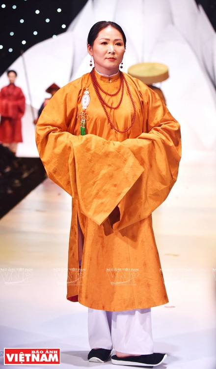 The collection "Cuu kien tan” (Future Written on the Past) includes costumes representing the nobles of the Nguyen Dynasty with historical accuracy, ensuring a balance between authenticity and practicality, aesthetics and subtlety (Photo: VNP/VNA)