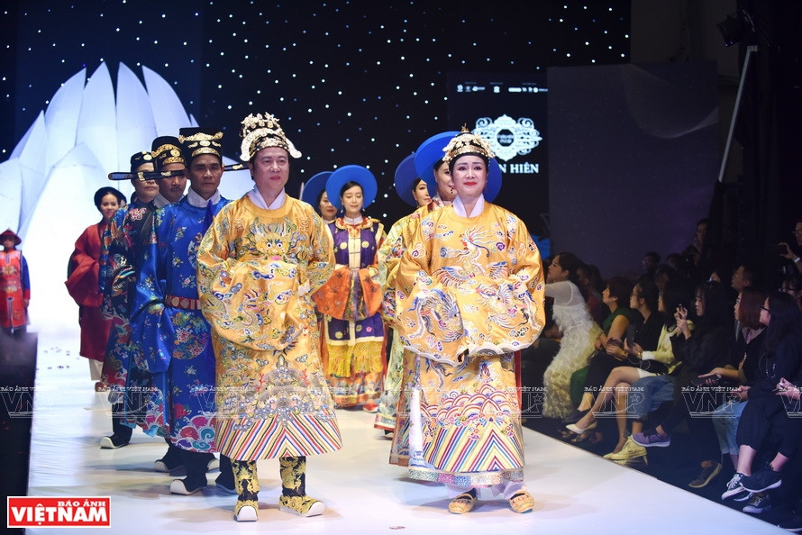 The models wear the costumes designed by Nguyen Duc Loc (Photo: VNP/VNA)