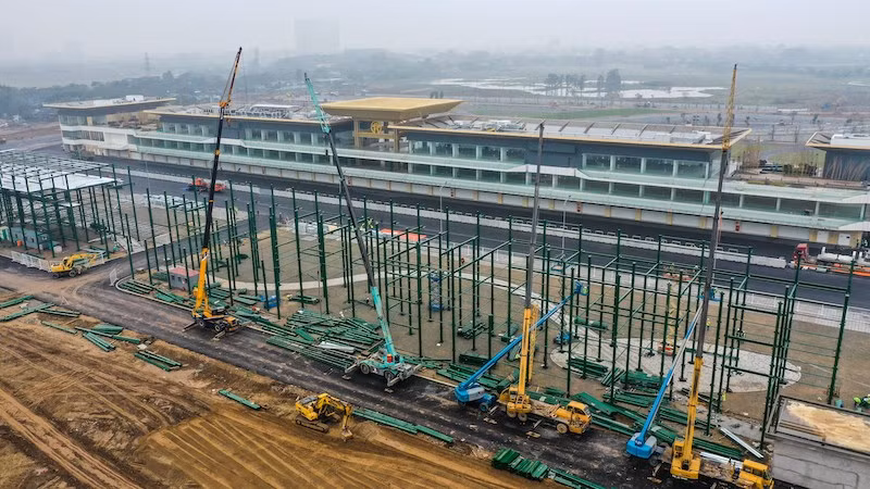 The construction which was launched on March 20 last year is considered the combination of modern technique, advanced technology and traditional architecture. The track features 22 turns over its 5.565km length, inspired by the sections of the race circuits in Monaco, Germany, and Japan. The track runs through some of Hanoi's major streets such as Le Duc Tho, Thang Long avenue and Me Tri. The 360-degree turns will provide opportunities for racers to show their skills, together with the speed race in the long straight section of nearly 1.6km where the cars can accelerate to the top speed of 335km per hour. (Photo: Reporter/Vietnam+)