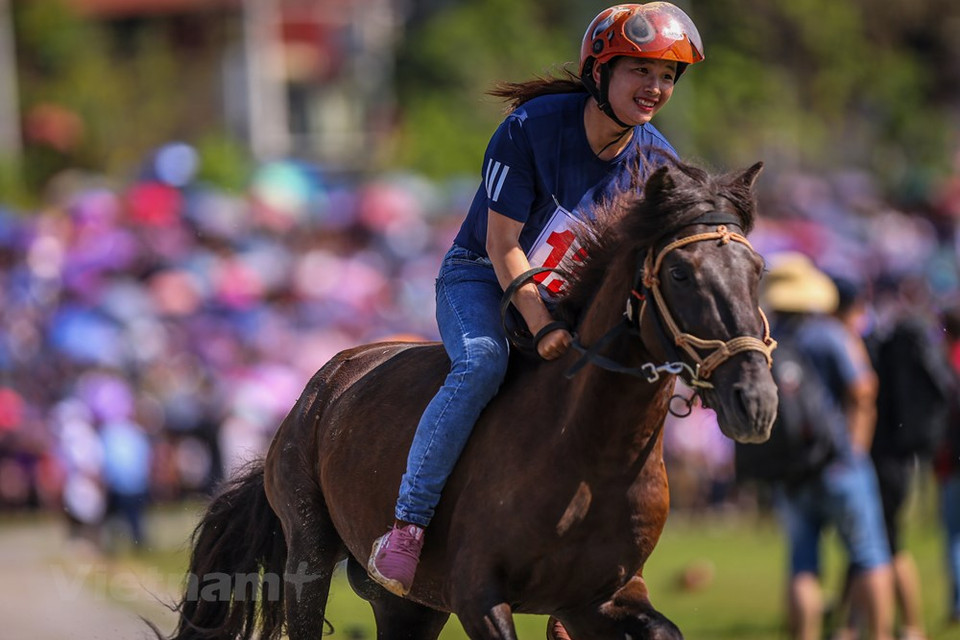 Tuyet and other 66 jockeys from villages across the province were divided into 18 races to determine the fastest performers to progress to for the final rounds to compete for the top four positions. Bac Ha Horse Race is distinguished from others of its kind as riders are actually farmers of H’Mong, Tay and Nung ethnic groups, and their racing horses are those which transport goods to the fields in daily life. The jockeys join the race without saddles or straps. This year’s event is held earlier than previous ones in a bid to lure tourists to the northern mountainous province following the impacts of Covid-19 epidemic. (Photo: Vietnam+)