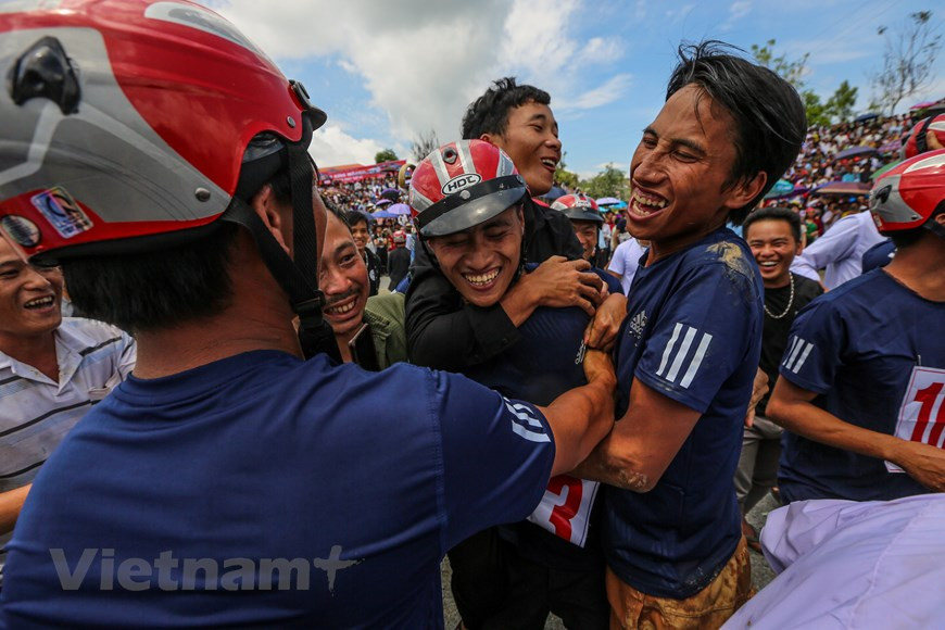 The horse racing also contributes to preserving and promoting the cultural tradition of Bac Ha ethnic minorities to domestic and foreign tourists. The horse race attracted nearly 25,000 visitors, who were also invited to other interesting sideline events, including a photo exhibition, tours to plum gardens and flower valleys, arts performances, and a rural market. Bac Ha and Lao Cai traditional horse racing tournaments are one of the special cultural and sports activities of the ethnic minorities in Bac Ha district in particular and the Northwest highlands in general. The event is part of large-scale tourism stimulus programme to fhelp the local tourism industry resume after a period of suspension due to the COVID-19 pandemic. (Photo: Vietnam+) 