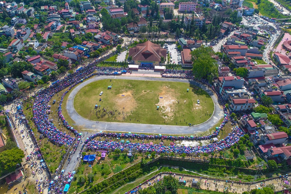 Bac Ha and Lao Cai traditional horse racing tournaments are one of the special cultural and sports activities of the ethnic minorities in Bac Ha district in particular and the Northwest highlands in general. Since ancient times, Bac Ha people organized horse racing. Over a long period of hiatus, starting in 2007 the Horse Racing is held annually. This year’s event is held earlier than previous ones in a bid to lure tourists to the northern mountainous province following the impacts of Covid-19 epidemic. The final round is attended by 33 jockeys from mountainous villages in Lao Cai and some neighbouring provinces. (Photo: Vietnam+)