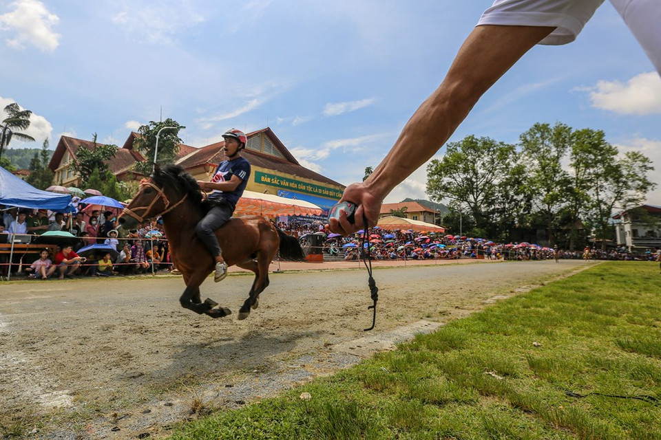 In an effort to attract tourists after days of social distancing, the final round of this-year traditional horse race takes place ealier than previous ones. The traditional horse race takes place on the Bac Ha Plain of the northern mountainous province of Lao Cai. The Bac Ha Horse Races draw thousands of ethnic minority spectators to this scenic mountain town, making for a carnival of colour and festivity. Jockeys come from H’mong, Nung and Dzao villages all over the province, and riding bareback, compete in both team and individual races. Bac Ha traditional horse racing is a unique event in Vietnam. (Photo: Vietnam+)