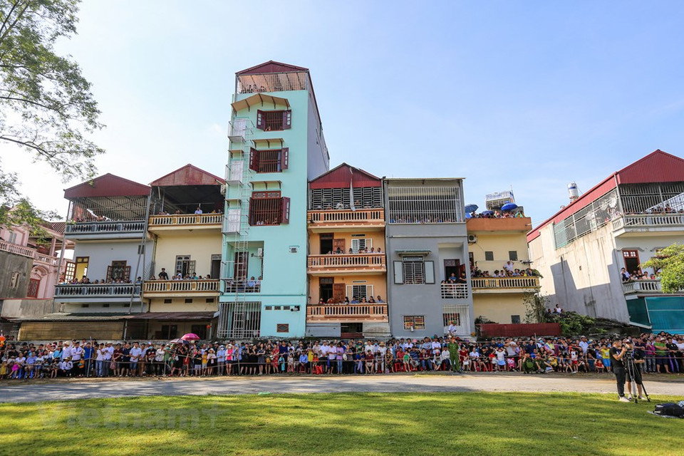 Horse racing is a traditional activity of Bac Ha people, Lao Cai province. After many years of falling into oblivion, the traditional horse racing festival was officially restored in 2007. This year’s final round is attended by 33 jockeys from mountainous villages in Lao Cai and some other neighbouring provinces. The charm of the horse race in Bac Ha is that this is not a race of professional athletes but a race of farmers and racehorses, which are horse horses. Spectators are treated to spectacular performances where the riders demonstrate their capability and talent for riding horses without saddles or straps. (Photo: Vietnam+)