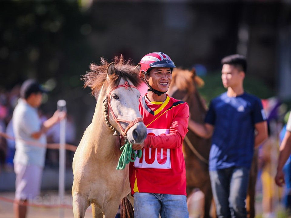 The jockeys and horses are divided into races to determine the fastest performers for the final rounds to compete for the top four positions. The horse race attracted nearly 25,000 visitors, who were also invited to other interesting sideline events, including a photo exhibition, tours to plum gardens and flower valleys, arts performances, and a rural market. Bac Ha and Lao Cai traditional horse racing tournaments are one of the special cultural and sports activities of the ethnic minorities in Bac Ha district in particular and the Northwest highlands in general. Since ancient times, Bac Ha people organized horse racing. Over a long period of hiatus, starting in 2007 the Horse Racing is held annually. (Photo: Vietnam+)