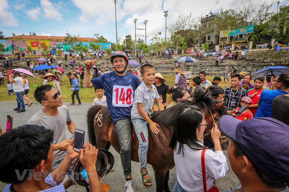 That’s amazing when the match was started. Watching this race, you can feel the bustling atmosphere cover the Racecourse. All of the riders are the guys who love horses and take care them. What tourists are extremely impressed when participating in the race is barefoot knights and horses. When you watch the horse races of ethnic minority highland Bac Ha, you will understand the difficulty and the bravery of the riders on the track. they are riding without Harness and Pedals hold his foot; only a rectangular linen cloth on horseback. They control their horses by their deep skills and experiences that were handed down from previous generations. (Photo: Vietnam+)