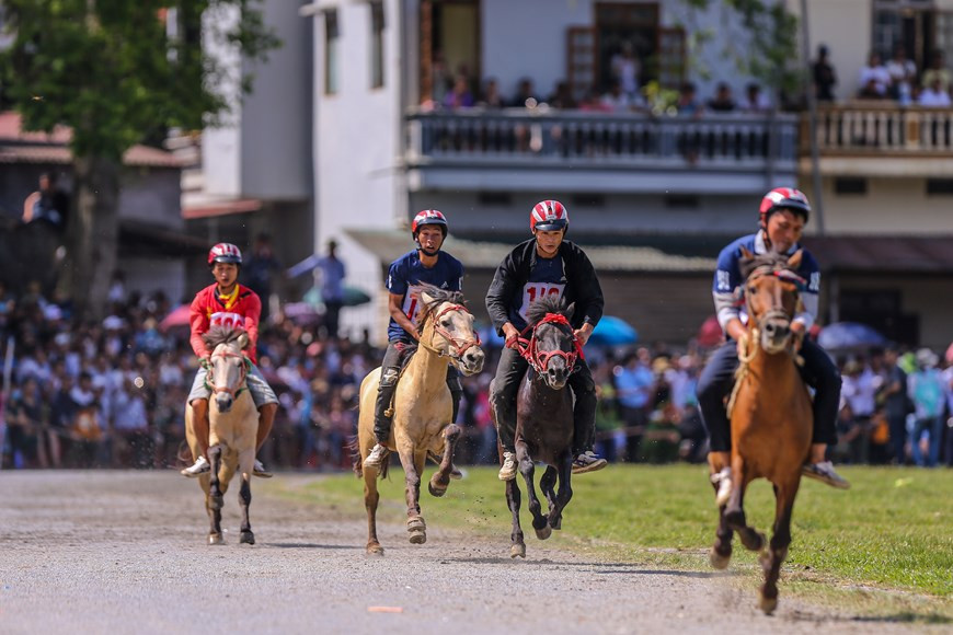 Since ancient times, Bac Ha people organised horse racing. This is the first time a female jockey has attended the race since the first competition was organised in 2007. Bac Ha Horse Race is distinguished from others of its kind as riders are actually farmers of H’Mong, Tay and Nung ethnic groups, and their racing horses are those which transport goods to the fields in daily life. The jockeys join the race without saddles or straps. This year’s event is held earlier than previous ones in a bid to lure tourists to the northern mountainous province following the impacts of Covid-19 epidemic. (Photo: Vietnam+)