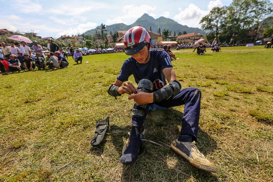 Since ancient times, Bac Ha people organized horse racing. Over a long period of hiatus, starting in 2007 the Horse Racing is held annually. The final round is attended by 33 jockeys from mountainous villages in Lao Cai and some neighbouring provinces. This year’s event is held earlier than previous ones in a bid to lure tourists to the northern mountainous province following the impacts of Covid-19 epidemic. Spectators are treated to spectacular performances where the riders demonstrate their capability and talent for riding horses without saddles or straps. Bac Ha and Lao Cai traditional horse racing tournaments are one of the special cultural and sports activities of the ethnic minorities in Bac Ha district in particular and the Northwest highlands in general. (Photo: Vietnam+)