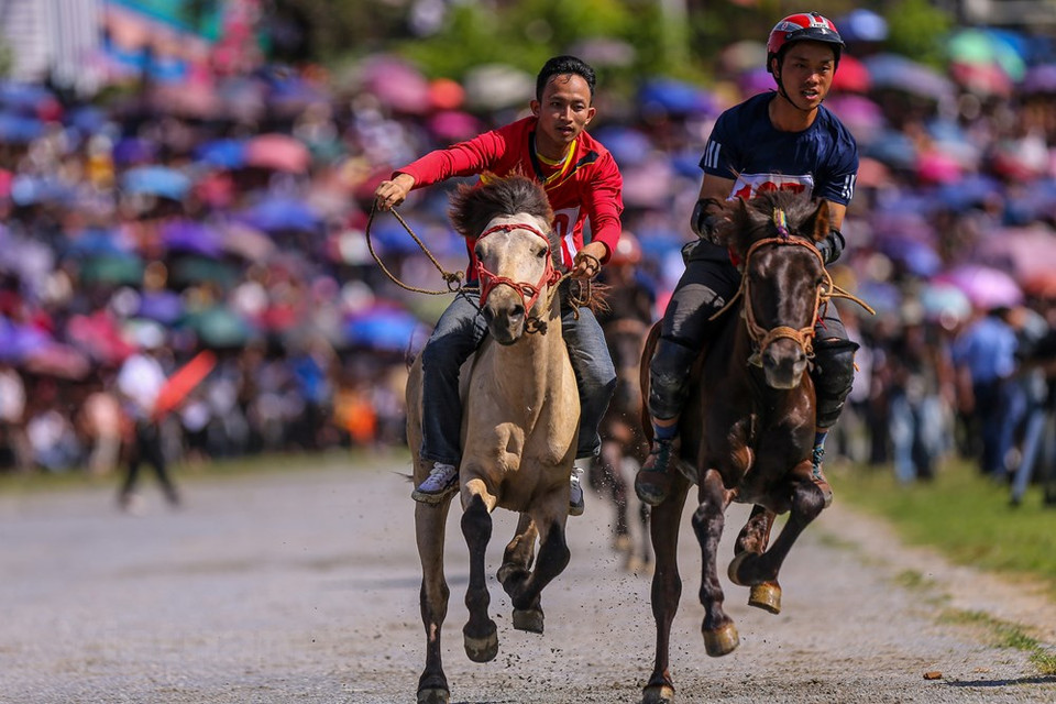 Horse racing is a traditional activity of Bac Ha people, reflecting the cultural and spiritual life of local people. Since ancient times, Bac Ha people organized horse racing. Over a long period of hiatus, starting in 2007 the Horse Racing is held annually. This year’s event is held earlier than previous ones in a bid to lure tourists to the northern mountainous province following the impacts of Covid-19 epidemic. The final round is attended by thirty three jockeys from mountainous villages such as H’mong, Nung and Dzao all over the province, and riding bareback, compete in both team and individual races. (Photo: Vietnam+)