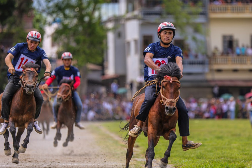 The Bac Ha Horse Races draw thousands of ethnic minority spectators to this scenic mountain town, making for a carnival of colour and festivity. Jockeys come from H’mong, Nung and Dzao villages all over the province, and riding bareback, compete in both team and individual races. Bac Ha traditional horse racing is a unique event in Vietnam. What tourists are extremely impressed when participating in the race is barefoot knights and horses. This year’s horse racing is held earlier than previous ones in a bid to lure more tourists to the northern mountainous province following the impacts of Covid-19 epidemic. (Photo: Vietnam+)