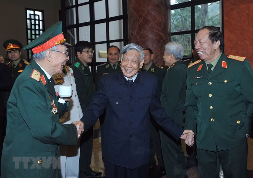 Former Party General Secretary Le Kha Phieu at the meeting with delegates who are retired high-ranking military cadres at a meeting organised by the Ministry of Defense, on January 30, 2016 (Photo: VNA)