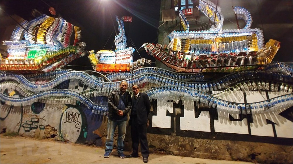 ‘Ancient Boat on Red River’ comprises 10,000 used plastic bottles (Photo: VNA)