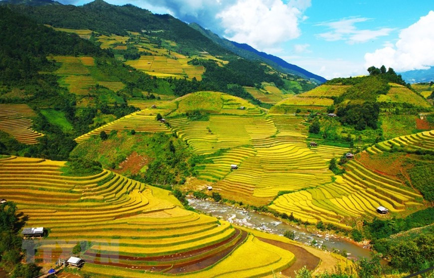 Mu Cang Chai terraced fields have long been well-known and considered a must-visit place for tourists to the northwestern region of Vietnam. These are the terraced fields on mountain slopes, which cover an area of about 2,200 hectares in the three communes of La Pan Tan, Che Cu Nha and De Xu Phinh in Mu Cang Chai district (Photo: VNA)