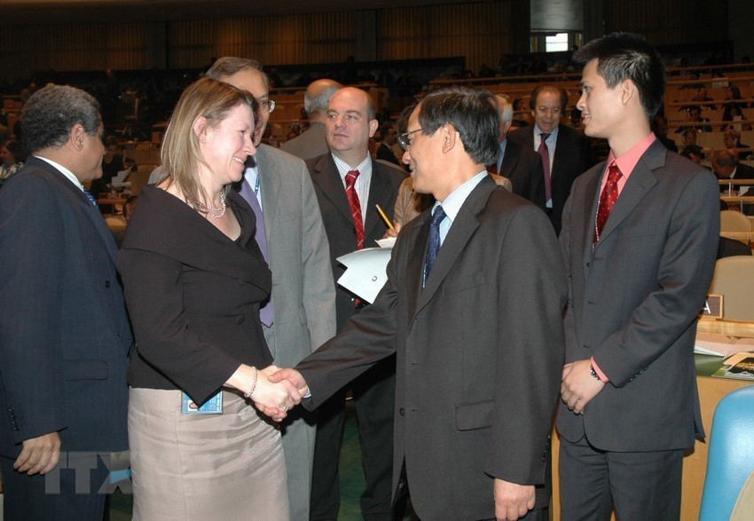 In 2007, Vietnam was elected as a non-permanent member of the UN Security Council for the term of 2008-2009. This is the first time that Vietnam has participated in the UN's most important body for international peace and security. In the photo: Delegates congratulate the Vietnamese delegation on the election of Vietnam as a non-permanent member of the UN Security Council for the 2008-2009 term at the UN General Assembly meeting, October 16, 2007. (Photo: VNA)