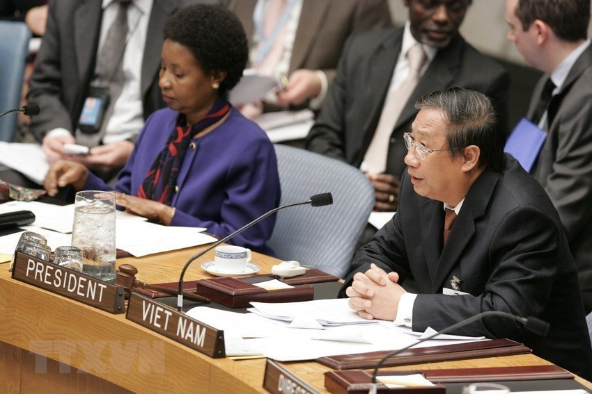 Vietnamese Deputy Prime Minister and Foreign Minister Pham Gia Khiem presides over the meeting of United Nations Security Council during Vietnam’s one-month chair of the Council. The session is an open debate on Vietnam-initiated theme of women and peace – security, looking at how to meet women’s needs in the post-conflict period and promote their rights and participation in peace process for the goal of sustainable peace and security, UN headquarters in New York, October 5, 2009. (Source: VNA)