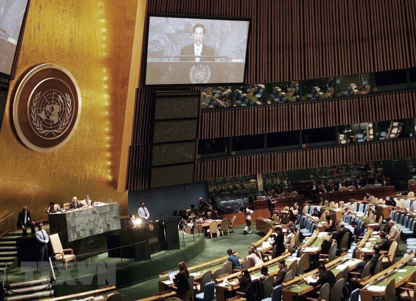 Vietnam has made strong efforts to accomplish disarmament and non-proliferation for the purpose of strengthening peace. In the photo: State President Nguyen Minh Triet speaks at the 64th Session of the UN General Assembly on Non-proliferation and disarmament of nuclear weapons at UN headquarters in New York, September 25, 2009. (Photo: VNA)